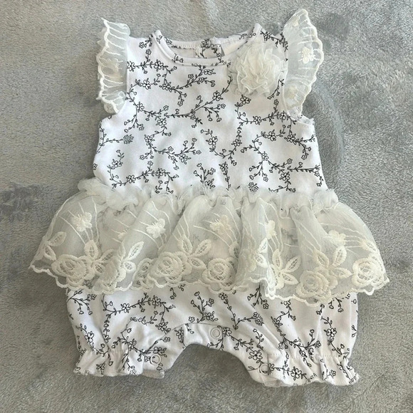 Laura Ashley Baby - One piece romper outfit. Size 3-6 months - Picture 1 of 3